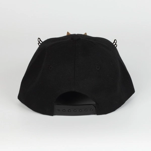 Detaillierte Rückansicht einer schwarzen Snapback-Kappe mit Metallflügeln und Nieten