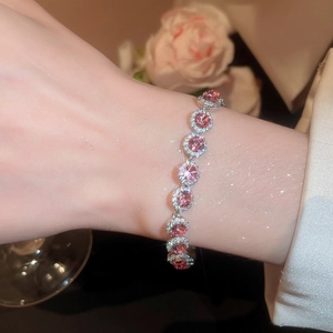 Vue détaillée du bracelet en argent avec zircons roses et accents de diamants blancs