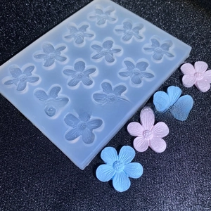 Macro d'un moule en silicone à 15 cavités pour fleurs en résine argile et plâtre DIY