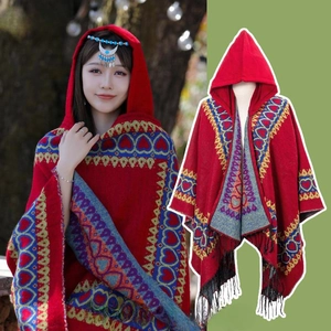 Poncho ethnique rouge à capuche avec motifs de cœur et franges pour la mode voyage