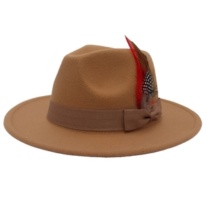 Klassischer Fedora aus kamelfarbenem Wollfilz mit breiter Krempe, Schleife und Feder