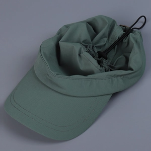 Vue détaillée d'une casquette de baseball verte à séchage rapide avec cordon de serrage