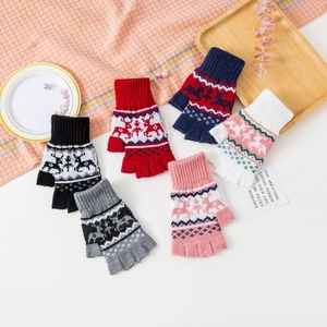 Vue détaillée de six paires de gants tricotés à motif renne en couleurs festives