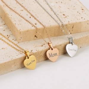 Colliers pendentifs coeur en or 18K avec gravure Mom et I Love You pour la Fête des Mères