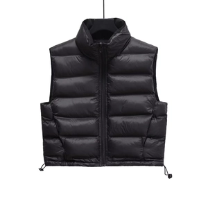 Gilet bouffant noir tendance pour femme avec col montant et tissu matelassé brillant