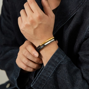 Bracelet double couche en cuir tressé pour homme avec plaques en acier inoxydable
