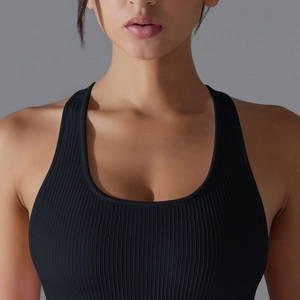 Détail du haut de yoga côtelé noir en tissu élastique avec décolleté en U élégant