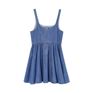Abito smanicato in denim blu con cerniera posteriore e gonna a pieghe svasata su bianco