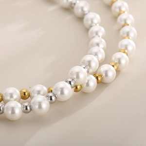 Elegante Perlenkette mit glänzenden weißen Perlen und metallischen Zwischenperlen für Damen
