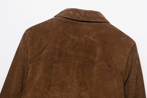 Détails du dos d'une veste en daim marron montrant les coutures et la texture