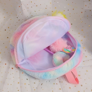 Draufsicht auf den Einhorn-Plüschrucksack mit Innenraum und rosa Schultergurten