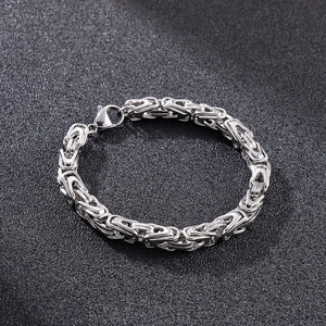 Detailansicht eines silbernen Königsketten-Armbands für Herren mit Gliederkonstruktion