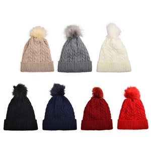 Bonnets d'hiver en maille torsadée avec pompon en fausse fourrure en sept coloris