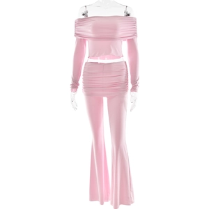 Ensemble rose avec haut à épaules dénudées et pantalon évasé aux détails plissés