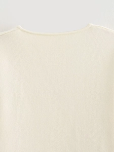 Nahaufnahme eines cremefarbenen Strick-Cardigans mit V-Ausschnitt und feiner Textur