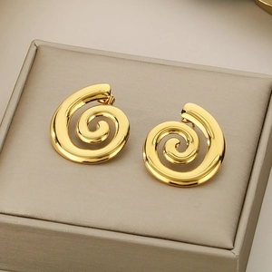 Minimalistische 18K vergoldete Edelstahl-Creolen mit Spiraldesign auf Schmuckkästchen