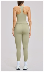 Vue arrière d'un ensemble de yoga extensible avec haut dos nageur et legging vert