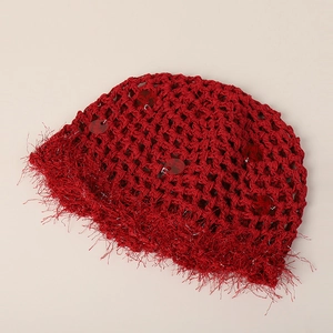 Détail du bonnet en maille rouge foncé avec paillettes et longues franges bohèmes