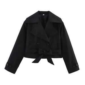 Détail de la veste noire à ceinture avec col à revers et étiquette de taille S