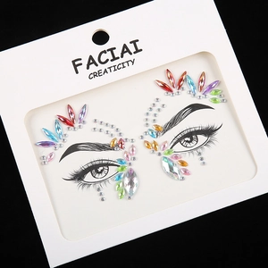 Vue macro des autocollants de visage en strass colorés pour maquillage de festival de musique