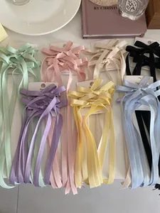 Detalle de pinzas para el cabello con cintas de seda en siete elegantes tonos pastel