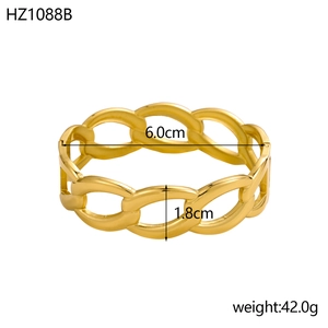 Macro shot of gold chain link bangle with 6.0cm diameter and 1.8cm width details