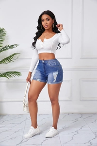 Detailansicht von High-Waist-Jeans-Shorts im Ripped-Look mit weißem Rippen-Crop-Top