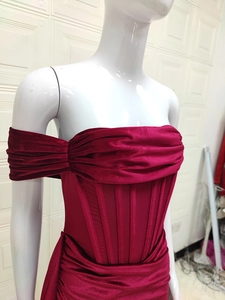 Vue détaillée de la robe en velours rouge foncé avec bustier corset et plis élégants