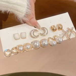 Elegantes goldfarbenes Haarspangen-Set mit weißen Perlen, Strass und schicken Mondmotiven