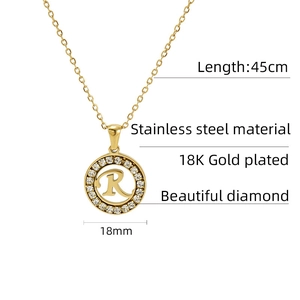 Détail du pendentif lettre R en acier inoxydable plaqué or 18K avec diamants brillants