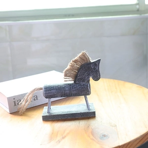 Dettaglio della statua di cavallo in legno grigio vintage con criniera in juta e finitura anticata