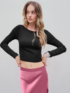 Top corto nero a maniche lunghe con design a schiena scoperta e trama a costine per donna