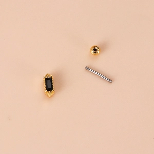 Ohrstecker aus Edelstahl mit schwarzem Zirkonia, Goldbeschichtung und Schraubverschluss