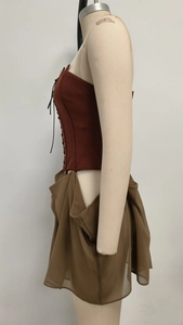 Détails du corset bordeaux avec jupe irrégulière kaki montrant les textures et baleines