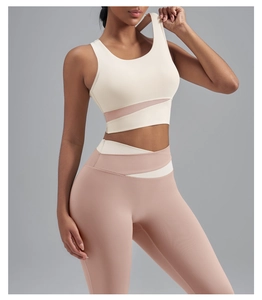 Détail du soutien-gorge de sport et legging taille haute avec empiècements en résille