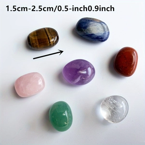 Vue détaillée de 7 pierres de chakra naturelles polies montrant leur texture lisse