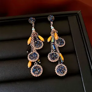 Boucles d'oreilles bohèmes avec cristaux bleus et perles sur cuir noir