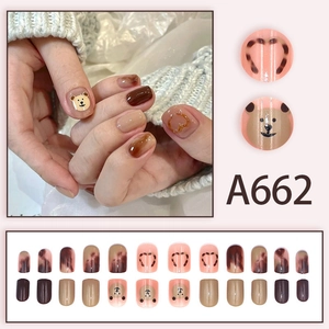 Faux ongles marrons mignons avec ours 3D, motifs de cœur et design marbré thé au lait