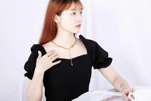 Collana a Y alla moda in acciaio inossidabile dorato con doppi pendenti a lettera B su modella