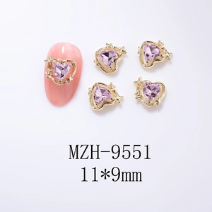 Détail macro de breloques à ongles en forme de cœur rose 11x9mm avec cadre doré MZH-9551