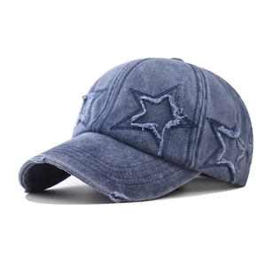 Verwaschene Denim-Baseballkappe mit Stern-Patches und ausgefransten Details