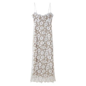 Robe longue élégante en dentelle blanche à bretelles fines et coupe moulante
