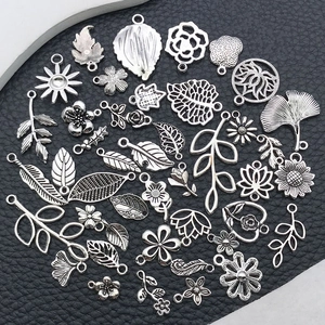 Détails de divers pendentifs en feuilles et fleurs argentées pour création de bijoux DIY