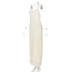 Détail de la texture plissée blanc crème sur une robe d'été longue et ajustée