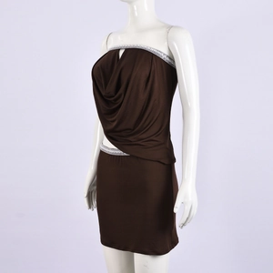 Detailweergave van een bruine tweedelige set met geplooide tubetop en minirok