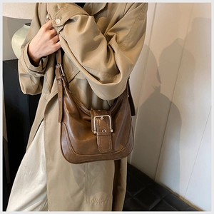 Details der braunen Vintage-Leder-Achseltasche mit silberner Schnalle und breitem Gurt