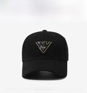 Dettaglio frontale del berretto da baseball nero con logo a triangolo ricamato