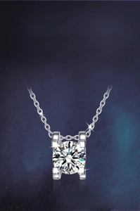 Détail du collier Moissanite d'un carat avec pendentif en argent en forme de H
