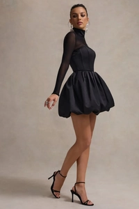 Robe noire élégante à manches bouffantes avec décolleté en mesh et jupe plissée courte