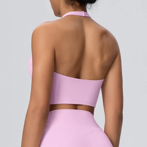 Vista dettagliata posteriore del reggiseno sportivo rosa con scollo all'americana